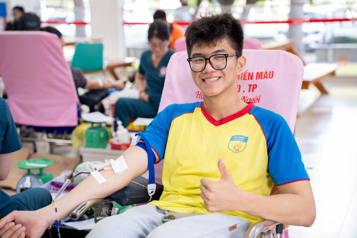 Sinh viên HUTECH trao giọt hồng, lan tỏa yêu thương trong ngày hội hiến máu tình nguyện 55