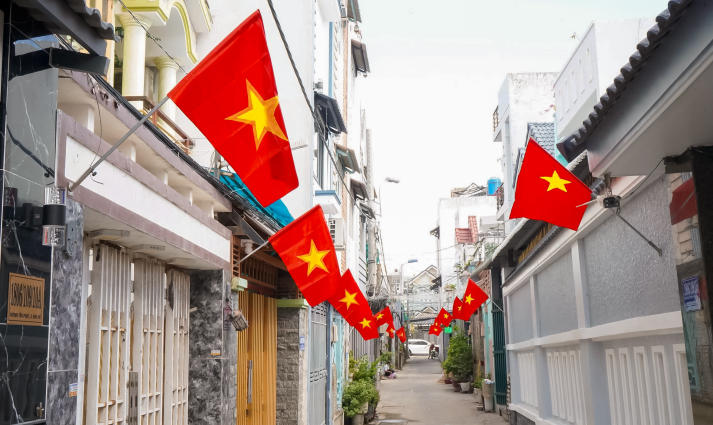 Sinh viên Khoa Marketing - Kinh doanh quốc tế thực hiện công trình “Đường cờ Tổ quốc”, lan tỏa tinh thần vì cộng đồng 43