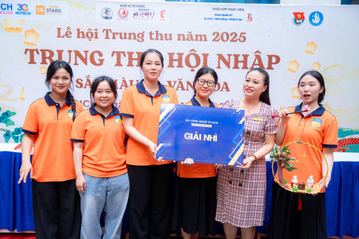 “Trung thu Hội nhập - Sắc màu đa văn hóa” tại HUTECH: Gắn kết sinh viên, lan tỏa giá trị văn hóa 157