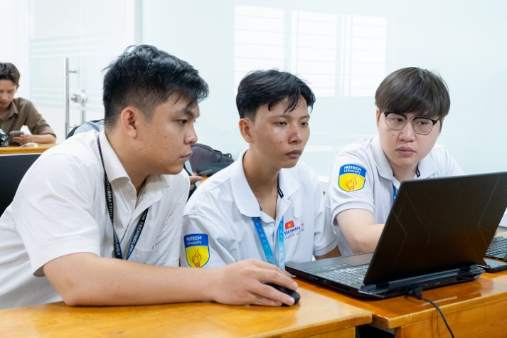 “Web Design Innovation 2025” - Cơ hội cho sinh viên Công nghệ thông tin thể hiện tài năng phát triển website 31