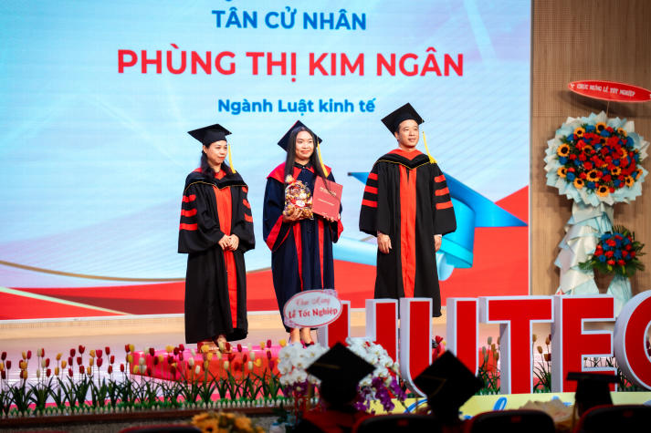 Tân cử nhân HUTECH vững vàng hành trang, rộng mở hành trình mới 30