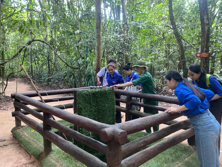 Sinh viên Điều dưỡng - Kỹ thuật y học thắp sáng mùa trăng cho hơn 600 em nhỏ 108