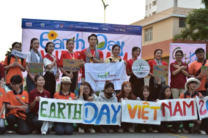 Students of the Faculty of Chinese Studies promote green living at Earth Day Vietnam 2026 38