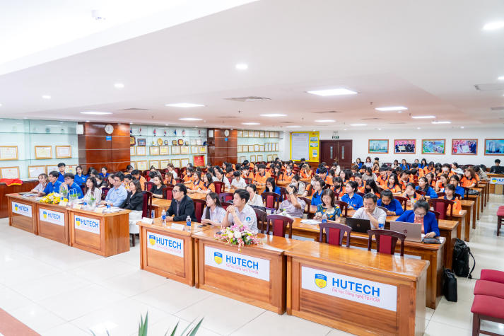 Đoàn viên thời đại số: Sinh viên Khoa Quản trị kinh doanh tỏa sáng trong hành trình truyền cảm hứng 10