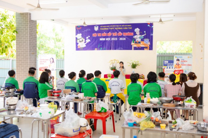 Viện Khoa học Ứng dụng HUTECH mang kiến thức dinh dưỡng đến với học sinh Trường THPT Dương Văn Thì 37