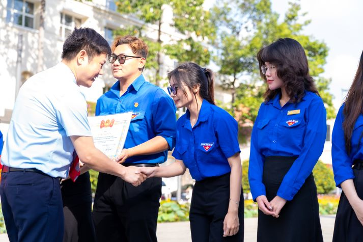 Tuổi trẻ HUTECH dâng hoa tưởng nhớ Bác, tiếp nối giá trị lịch sử và tinh thần cống hiến 84