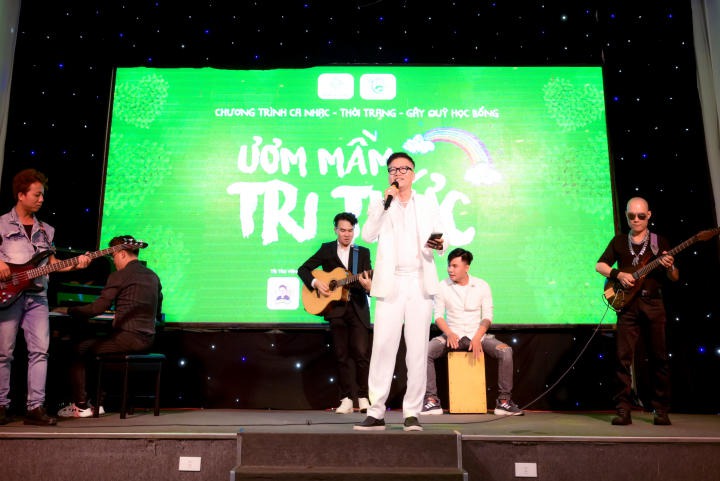 Sinh viên Viện Âm nhạc và Nghệ thuật HUTECH tham gia biểu diễn văn nghệ gây quỹ học bổng cho học sinh, sinh viên vượt khó tại Phan Thiết 87