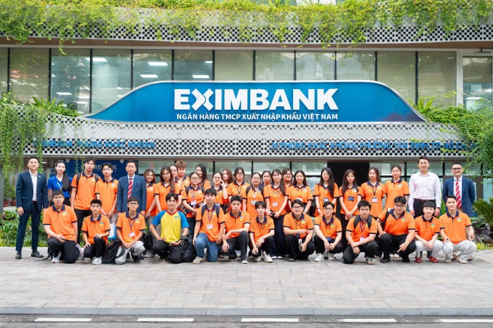 [Video] Sinh viên Công nghệ tài chính HUTECH trải nghiệm thực tế chuyển đổi số tại Eximbank 94