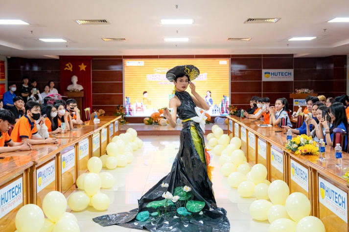 Mãn nhãn với loạt thiết kế độc đáo tại vòng Chung kết cuộc thi thời trang tái chế của Khoa Quản trị kinh doanh HUTECH 12