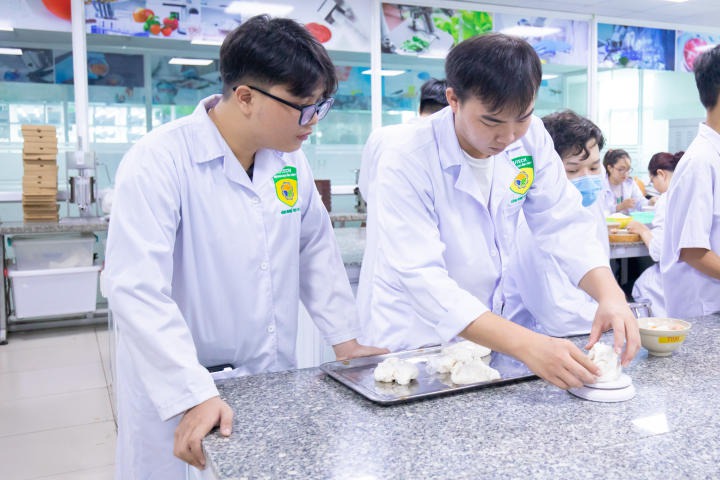 Sinh viên ngành Viện Khoa học Ứng dụng HUTECH trổ tài làm pizza mừng ngày Phụ nữ Việt Nam 23