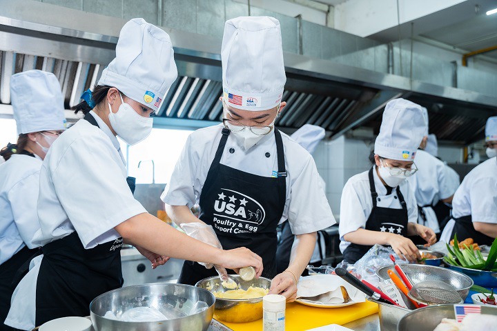 [Video] Vua đầu bếp Mỹ 2012 Christine Hà chia sẻ bí quyết thành công với nghề đầu bếp cho sinh viên HUTECH 66
