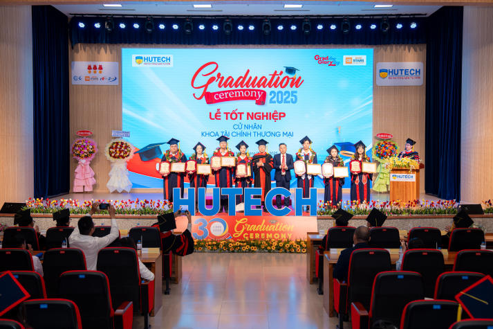 HUTECH vinh danh những gương mặt xuất sắc trong học tập và rèn luyện tại Lễ trao bằng tốt nghiệp 10