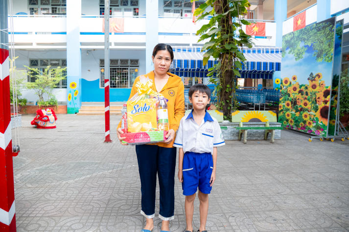 “Kết yêu thương, trao xuân nghĩa tình”: Hành trình sẻ chia mùa xuân của sinh viên Viện Kỹ thuật 54