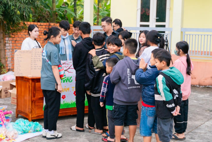 “Tết sẻ chia, Tết về nguồn” - Hành trình yêu thương và tri ân từ sinh viên Marketing - Kinh doanh quốc tế 49