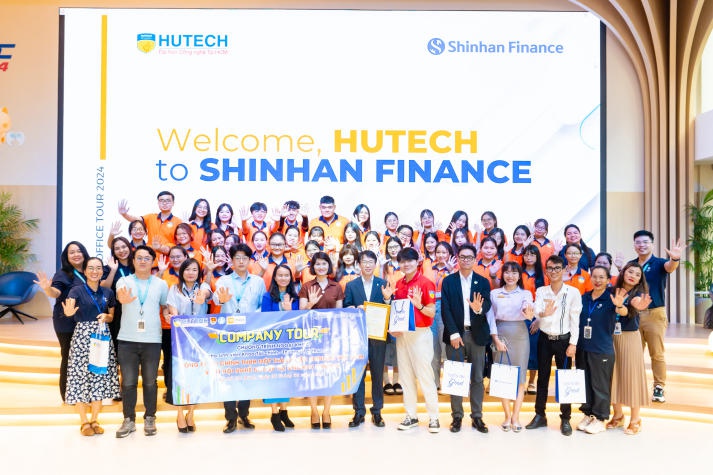 Sinh viên Khoa Tài chính - Thương mại khám phá môi trường làm việc hiện đại tại Shinhan Finance 9