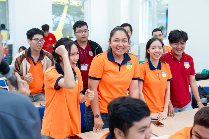 Ban cán sự lớp HUTECH học kỹ năng kết nối tập thể bằng lắng nghe và thấu cảm 41