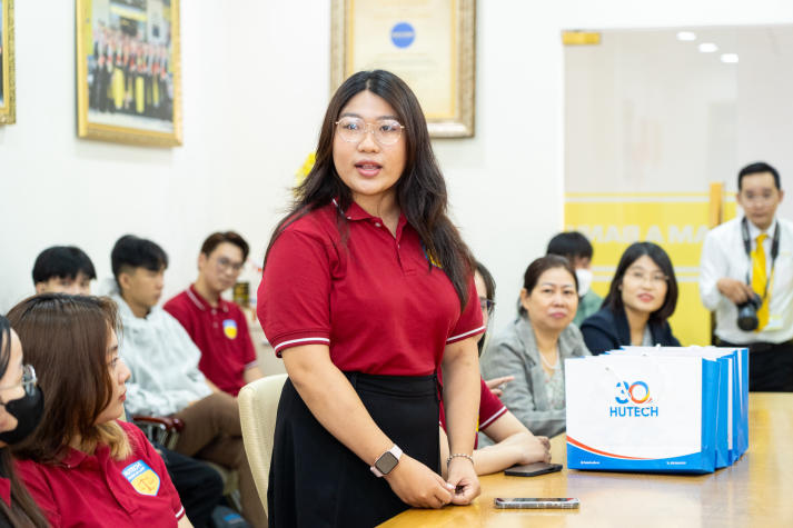 Trải nghiệm thực tế tại Nam A Bank, sinh viên Khoa Luật mở rộng góc nhìn về ngân hàng số 31