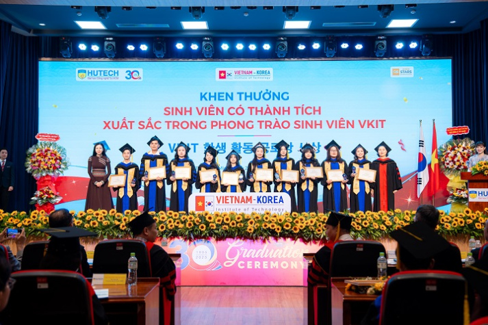 [Video] Khoác lễ phục tốt nghiệp, tân khoa Chương trình Việt - Hàn cất cánh vươn xa 75