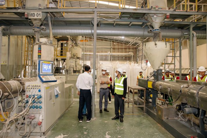 Sinh viên Viện Kỹ thuật khám phá môi trường sản xuất hiện đại tại Nhựa Tiền Phong 75