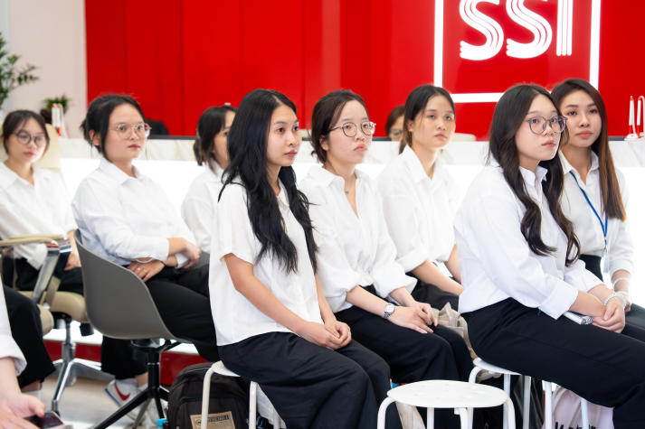 Trải nghiệm tại SSI và Manpower, sinh viên Khoa Tiếng Anh mở rộng tầm nhìn trong lĩnh vực Tài chính - Nhân sự 24