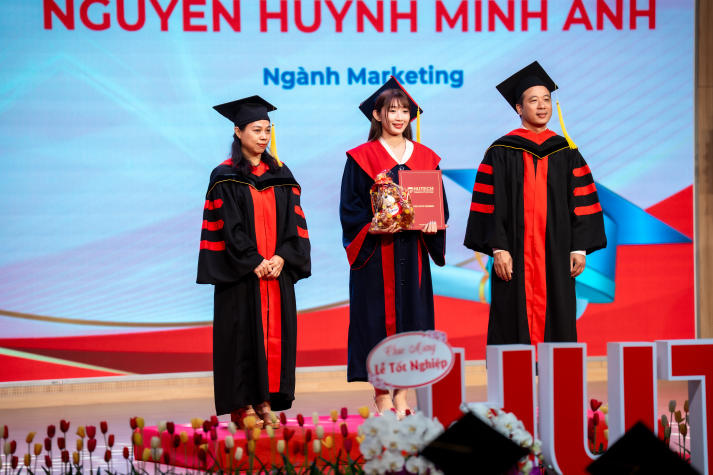 Tân cử nhân HUTECH vững vàng hành trang, rộng mở hành trình mới 38