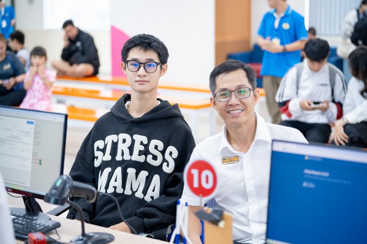 Đại gia đình 11 người “hộ tống” tân sinh viên đến HUTECH nhập học 75