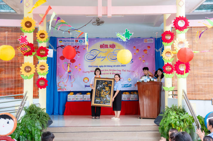 Một mùa Trăng trọn vẹn: Sinh viên Khoa Tài chính - Thương mại HUTECH đem niềm vui đến trẻ em Vĩnh Long 68