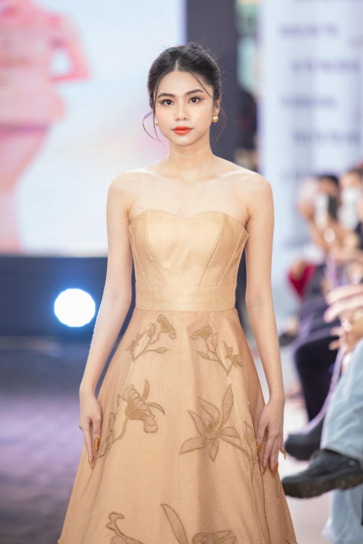 [Video] Đem bọ cánh cứng và người vô gia cư vào đồ án tốt nghiệp, 02 sinh viên ngành Thiết kế thời trang HUTECH “cán đích” thủ khoa và á khoa 219