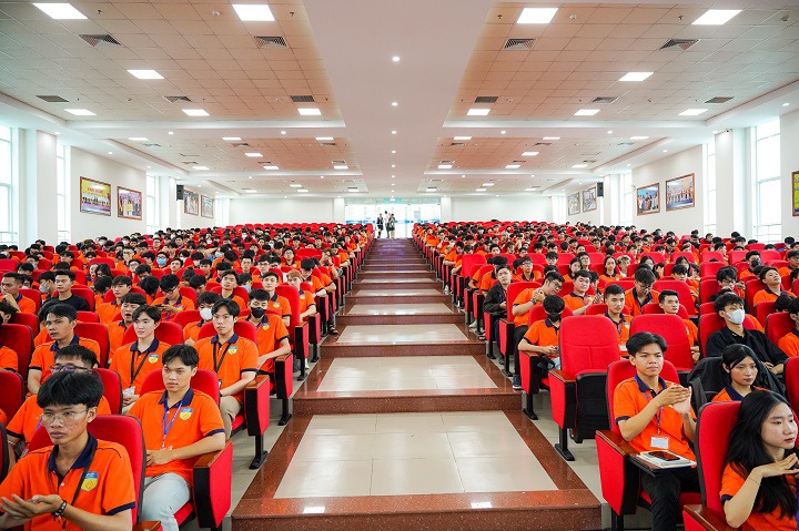 Khoa Công nghệ thông tin HUTECH tưng bừng chào đón tân binh về ngôi nhà chung 147