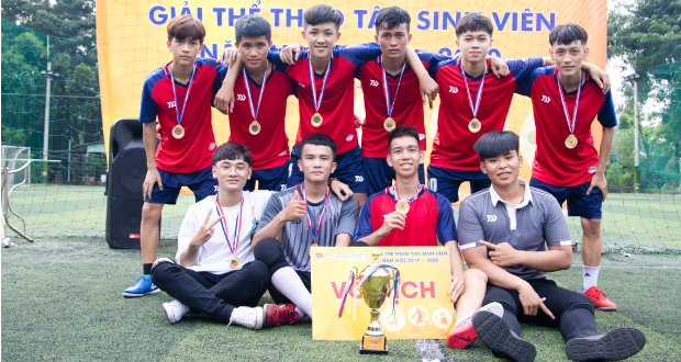 Đội Công tác xã hội vô địch môn Bóng đá Giải thể thao Chào đón Tân Sinh viên 11