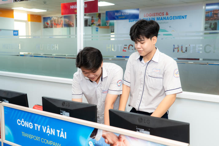 Học sinh THPT Vĩnh Cửu (Đồng Nai) trải nghiệm môi trường học tập tại HUTECH 42