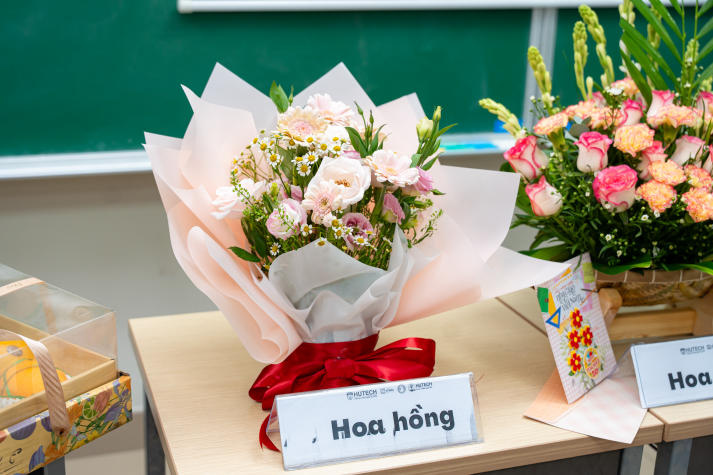 [Ảnh] Tri ân người lái đò: Hoa thay lời cảm mến của sinh viên Trung Quốc học trong ngày Nhà giáo Việt Nam 81