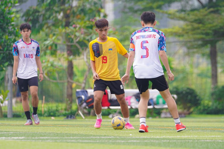 [Video] Sinh viên Việt Nam - Lào - Campuchia sôi nổi giao hữu bóng đá tại Hitech Park Campus của HUTECH 200