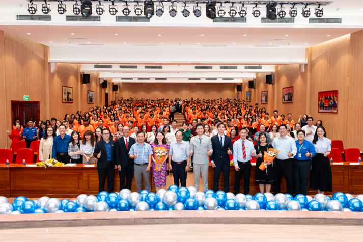 Khoa Quản trị kinh doanh chào đón tân sinh viên khoá 2025: Sẵn sàng hội nhập, vững bước tương lai 201