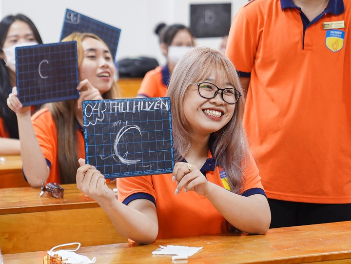 Sinh viên Khoa Trung Quốc học học ngoại ngữ theo gương Bác Hồ qua cuộc thi Rung chuông vàng 55