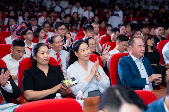 [Video] Khoa Quản trị Du lịch - Nhà hàng - Khách sạn HUTECH kỷ niệm 10 năm phát triển và vươn xa 38