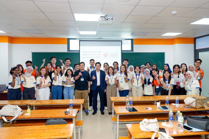 Sinh viên HUTECH và UNIMAS tìm hiểu kỹ năng thiết kế dự án và pháp luật, kinh tế Việt Nam qua chuyên đề 129