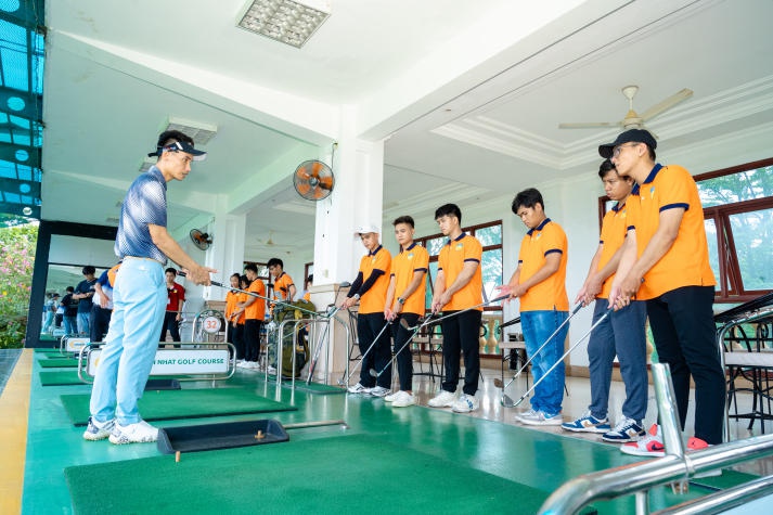 [Video] Tham quan sân Golf Tân Sơn Nhất, sinh viên HUTECH trải nghiệm đánh Golf, học kỹ năng quản lý 39