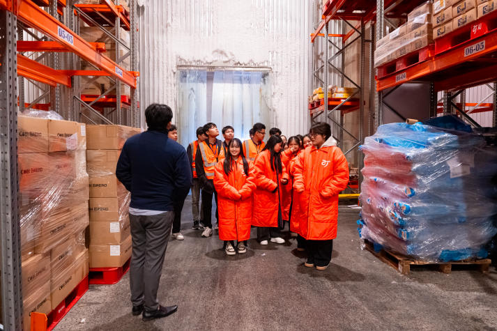 Chạm vào “mạch lạnh” của chuỗi cung ứng - Trải nghiệm đáng nhớ của sinh viên Logistics I-HUTECH tại AJ Total Việt Nam 36