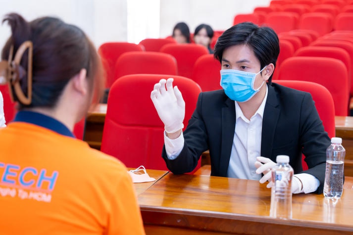 [Video] Sôi nổi buổi giao lưu cùng ca sĩ Ngô Kiến Huy và thăm khám sức khỏe răng miệng của sinh viên HUTECH 84