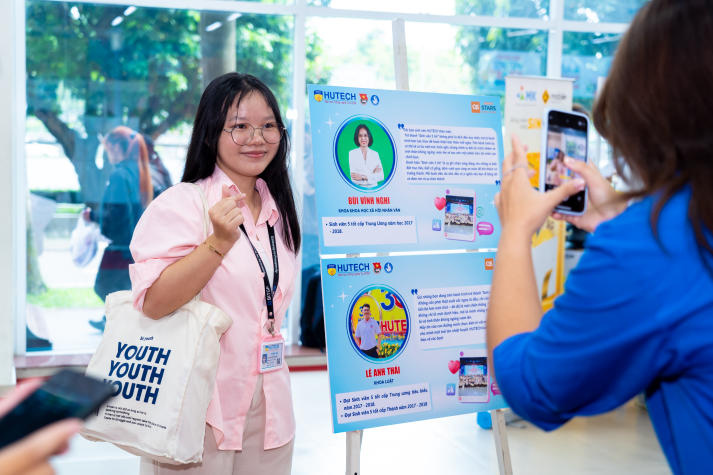 Ngày hội Sinh viên 5 tốt HUTECH năm học 2024 - 2025: Chạm vào hành trình “5 tốt” với không gian triển lãm rèn luyện toàn diện 74