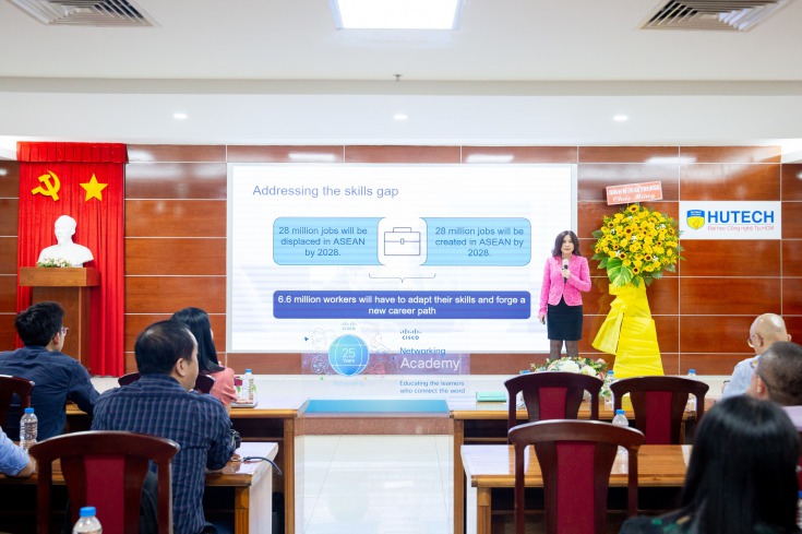 Khoa Công nghệ thông tin HUTECH tổ chức Hội nghị thường niên chương trình Học viện mạng Cisco Vietnam Academy Conference 2022 32