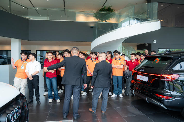 [Video] Sinh viên Công nghệ kỹ thuật ô tô khám phá công nghệ hiện đại tại Showroom Audi Tân Bình 27