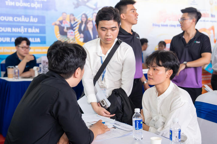 Sinh viên HUTECH khám phá “bí kíp” ghi điểm nhà tuyển dụng từ người làm nghề 110