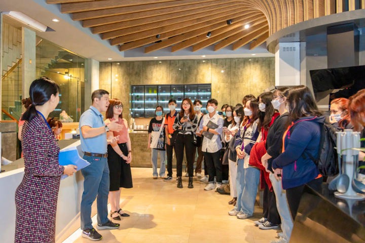 Tham quan Showroom An Cường, sinh viên Thiết kế nội thất có dịp tìm hiểu vật liệu gỗ và ứng dụng trong thiết kế 8