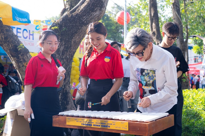 [Video] Nhiều thí sinh “chốt chọn” Nguyện vọng 1 vào HUTECH tại Ngày hội lựa chọn nguyện vọng xét tuyển 2025 72