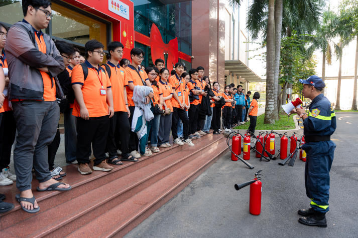 Trang bị kỹ năng ứng phó với hỏa hoạn: HUTECH tổ chức diễn tập PCCC & CNCH tại Thu Duc Campus 83