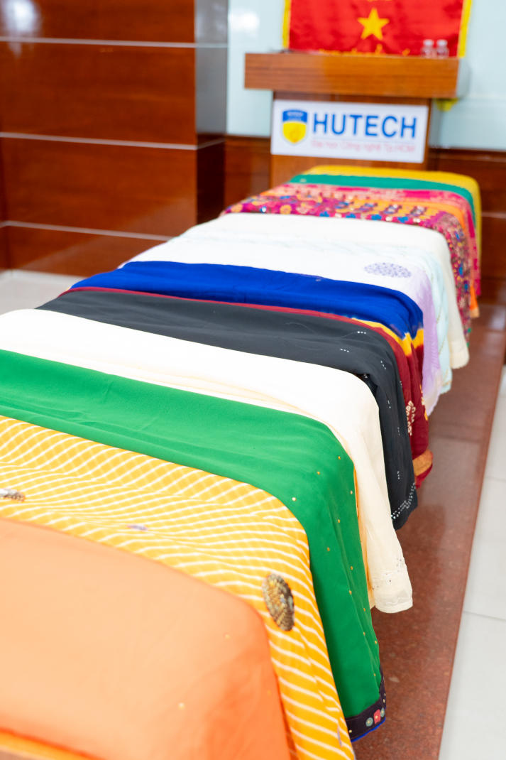 HUTECH faculty and staff explore Bhagavad Gita leadership philosophy and traditional Indian culture 86