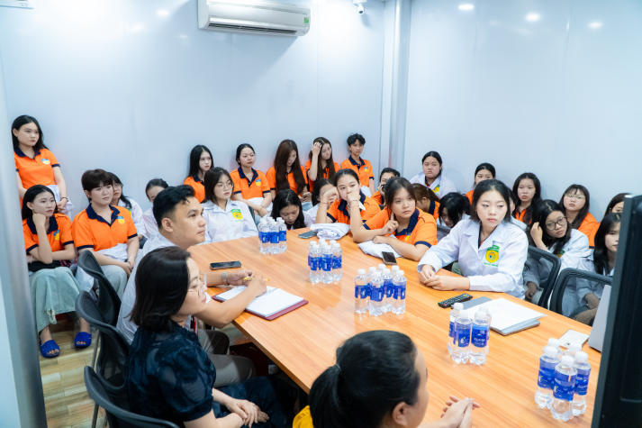 Sinh viên Công nghệ thẩm mỹ khám phá hậu trường ngành làm đẹp tại Nhà máy mỹ phẩm Labcos 32