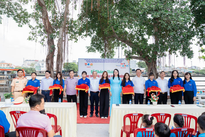 Sinh viên Khoa Marketing - Kinh doanh quốc tế góp sức “thay áo mới” cho khu vực ô nhiễm, tạo sân chơi an toàn cho trẻ em 77